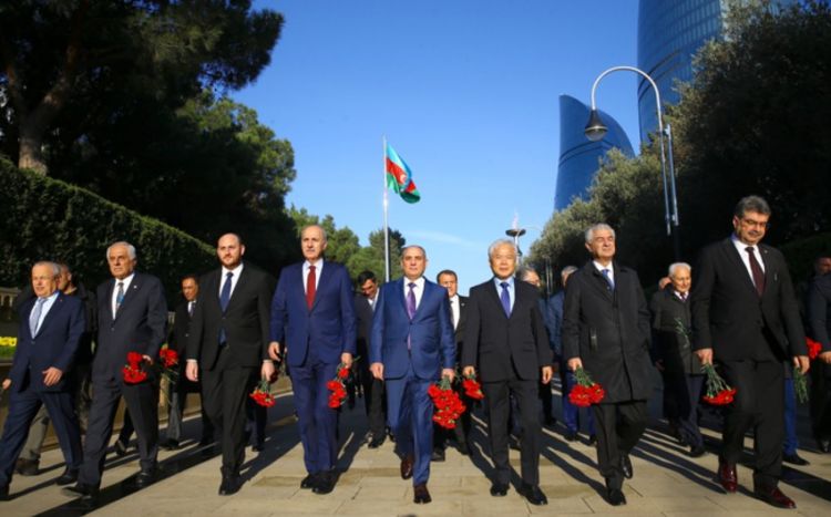 Турецкая делегация посетила Аллею почетного захоронения в Баку