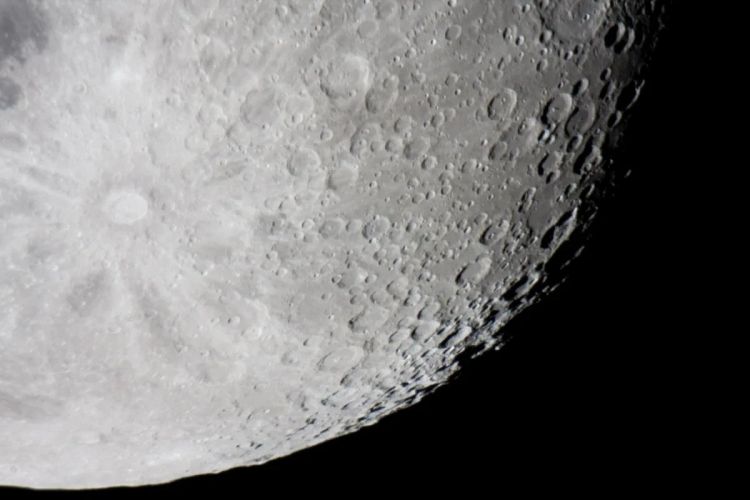 Космическая капсула NASA впервые за 50 лет достигла Луны