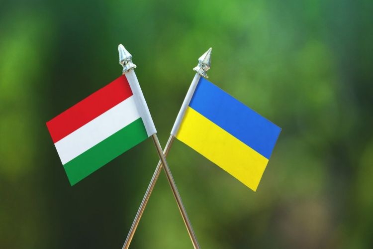 Ukrayna Macarstandan üzr gözləyir Orban futbolun siyasət olmadığını deyir