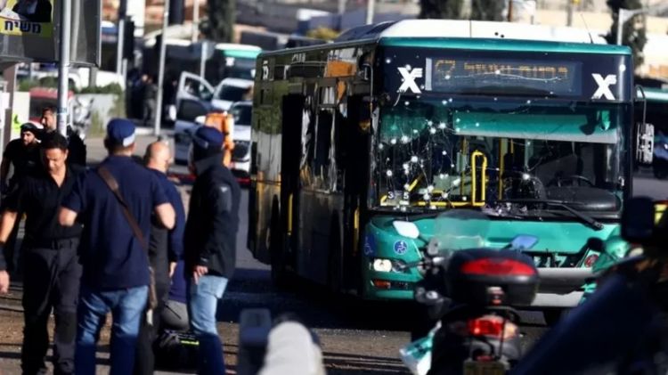 مقتل إسرائيلي وإصابة 14 في انفجارين في القدس