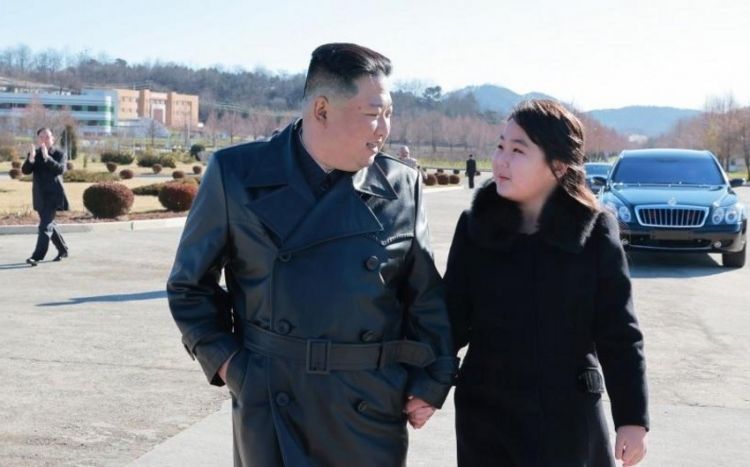 Лидер КНДР второй раз появился на публике в сопровождении дочери