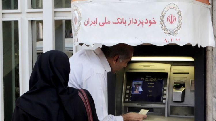 İranda bankomatlar belə yandırılır