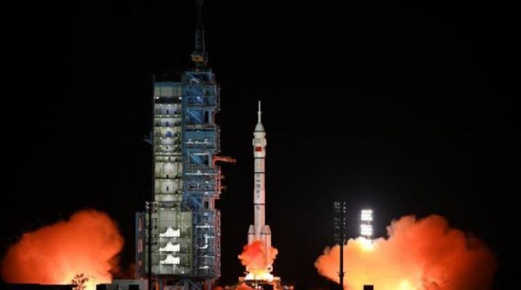 رواد فضاء يصعدون إلى محطة الفضاء الصينية في مهمة تاريخية