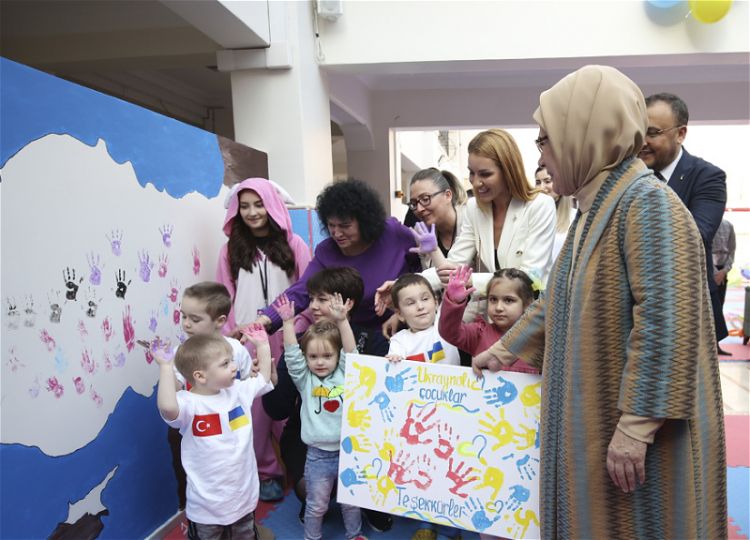 Супруга президента Турции встретилась с детьми-сиротами из Украины