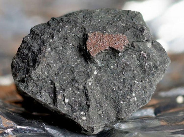 Alimlər Yerə düşən meteoritdə iki naməlum material aşkar ediblər