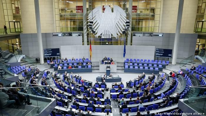 البرلمان الألماني يقر تسريع إجراءات اللجوء وتسهيل فرص حق الإقامة
