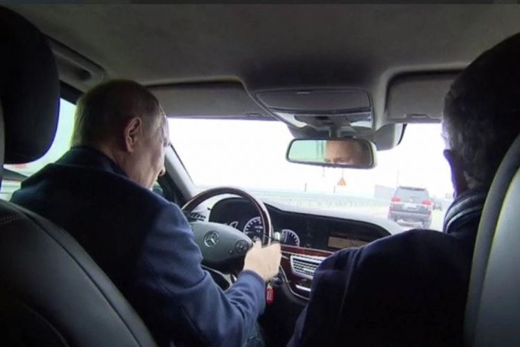 Путин проехал за рулем по Крымскому мосту