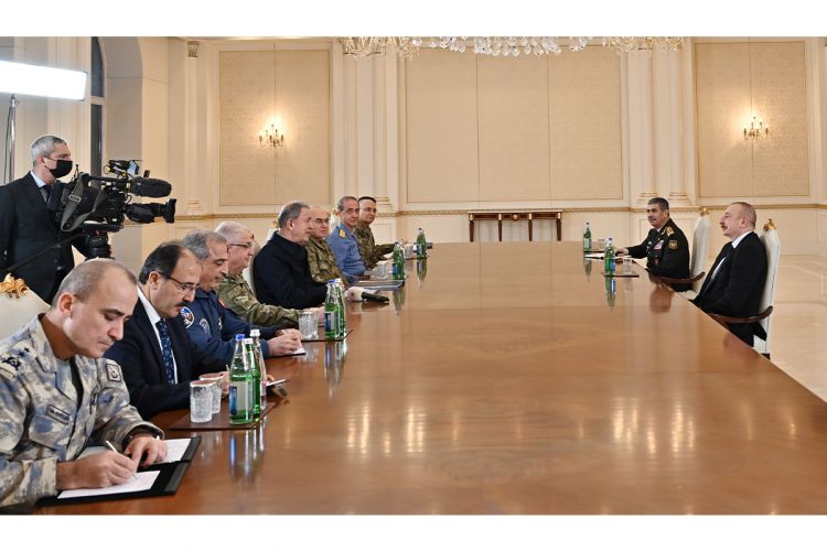 Президент принял Хулуси Акара, были обсуждены совместные азербайджано-турецкие военные учения