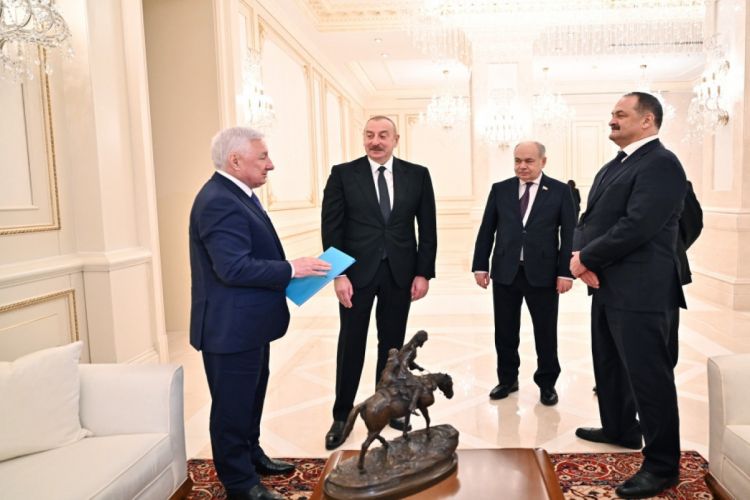 Президенту Азербайджана передана скульптура, находившаяся в прошлом в рабочем кабинете Азиза Алиева