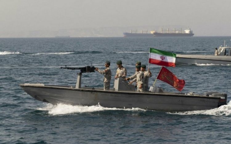 Иранский патрульный катер опасно приблизился к кораблям ВМС США