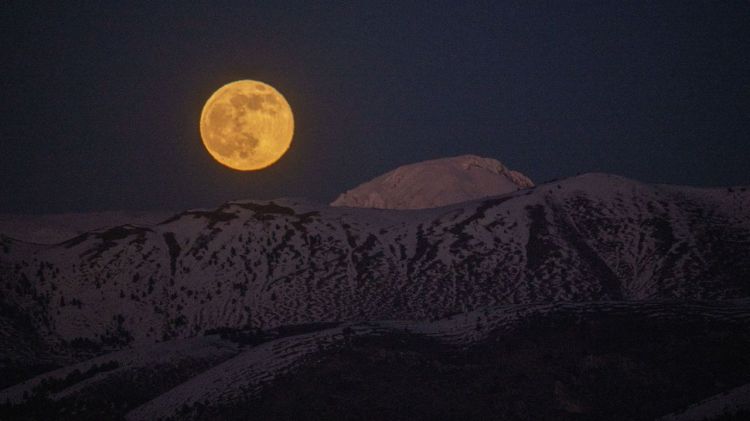 Full ‘cold moon’ shines bright and eclipses Mars in a rare event