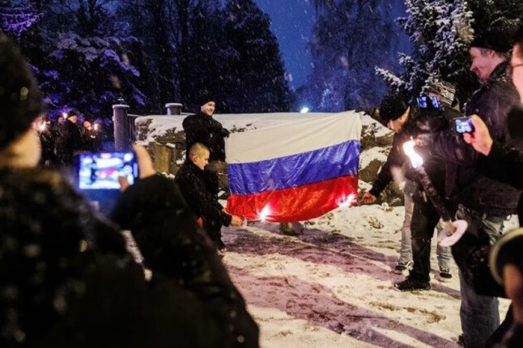 В Финляндии сожгли российский флаг