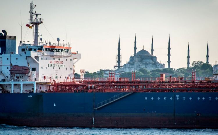 Türkiyə neft daşıyan tankerləri boğazlardan buraxmağa başlayıb