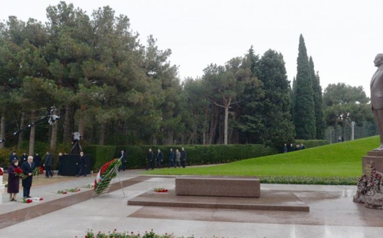 Государственные и правительственные чиновники почтили память великого лидера Гейдара Алиева на Аллее почета