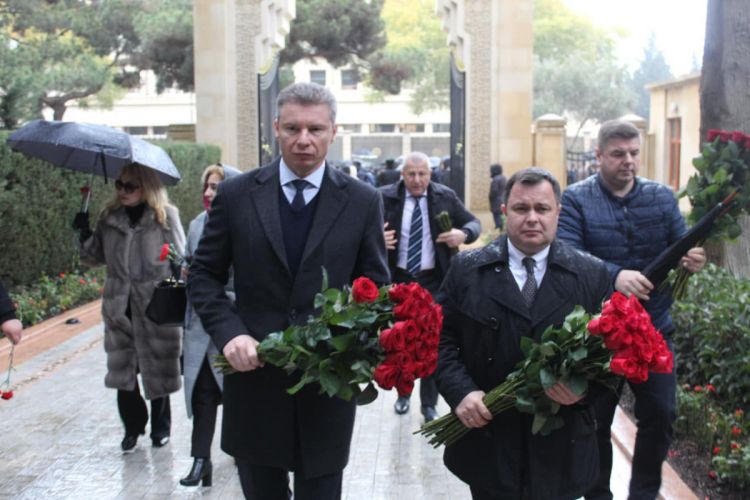 Посол Украины посетил могилу общенационального лидера Гейдара Алиева