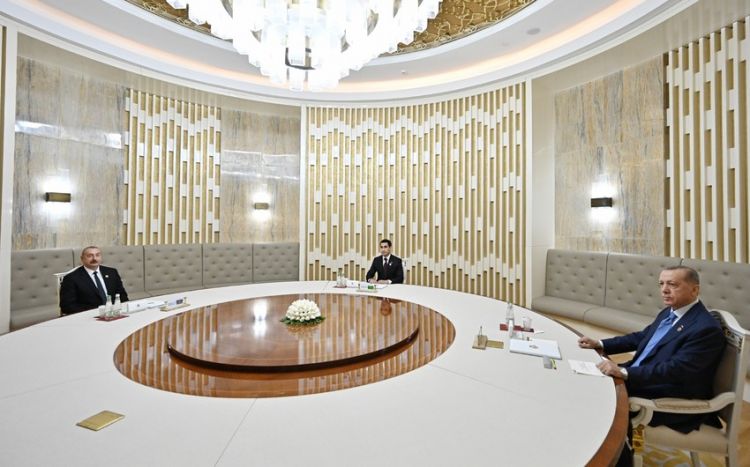 В Туркменбаши состоялась встреча президентов Азербайджана, Турции и Туркменистана в расширенном составе
