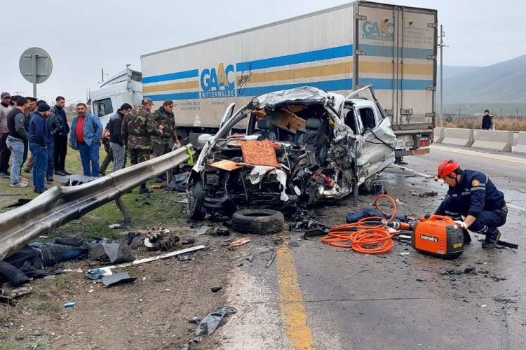 На трассе Баку-Губа легковой автомобиль столкнулся с грузовиком, 6 человек погибли ОБНОВЛЕНО