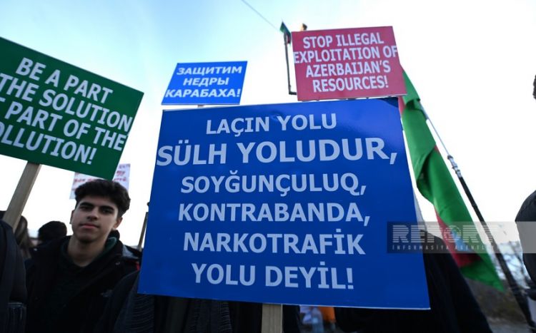 Участники акции на дороге Шуша-Ханкенди скандируют лозунг "Стоп минному террору!"