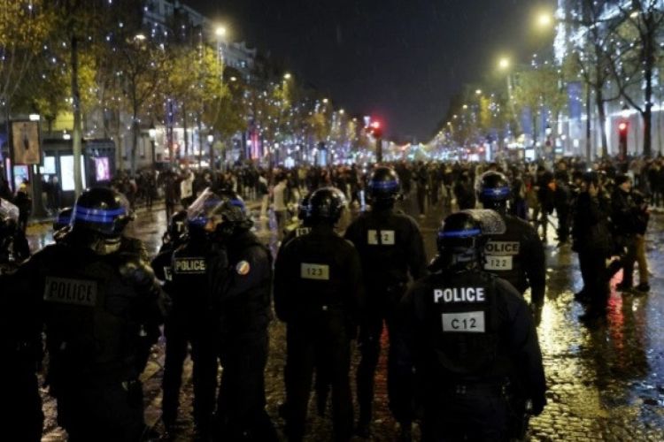 После финального матча ЧМ по футболу во Франции произошли беспорядки, арестованы 227 человек