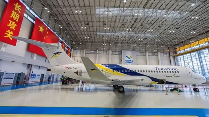 الصين تسلم أول طائرة ركاب محلية الصنع إلى إندونيسيا