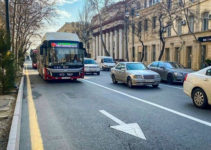 Bakıda qanunsuz parklanma: Marşrut avtobusları ilişib qaldı