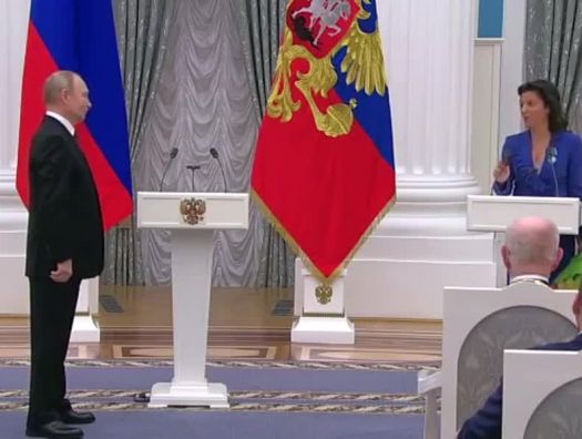 Симоньян обещает Путину помогать «мочить людоедов»