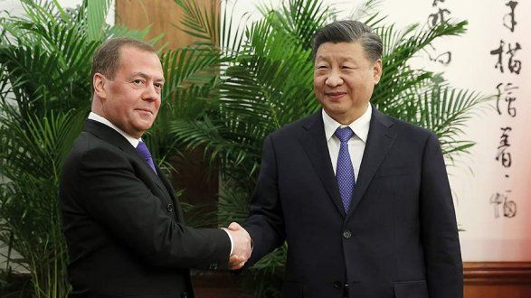 Си Цзиньпин обсудил Украину с Медведевым