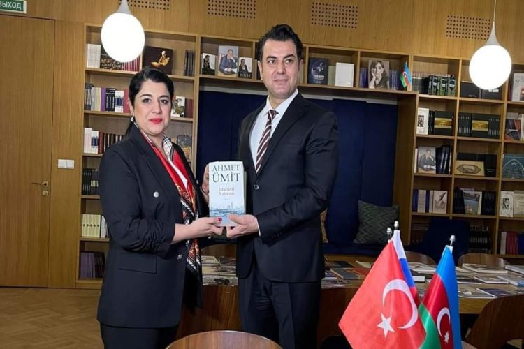 Посольство Турции в РФ подарило книги московскому павильону «Азербайджан»
