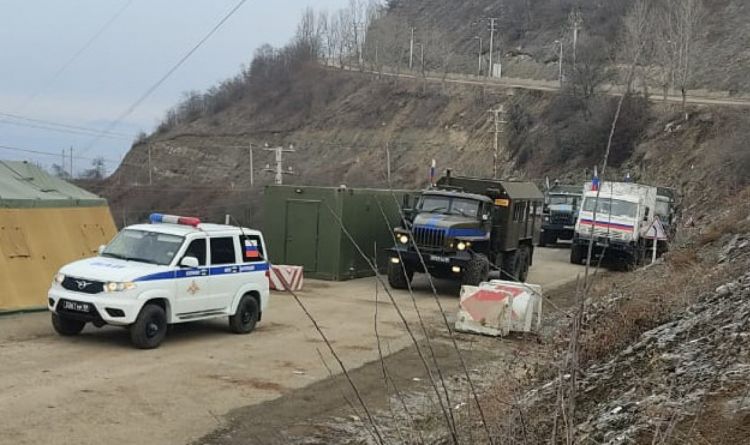 Из Лачина в направлении Ханкенди проехали 8 автомобилей российских миротворцев со снабжением