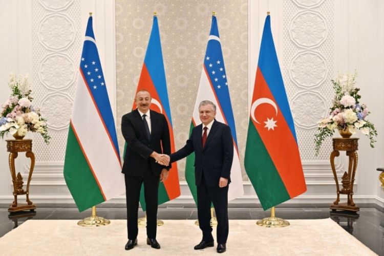 Президент Узбекистана позвонил Президенту Азербайджана