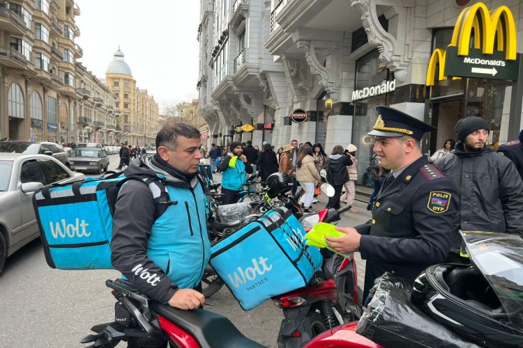 Baş DYP İdarəsi tərəfindən moped və velosiped sürücülərinə işıqqaytarıcı jiletlər paylanılıb