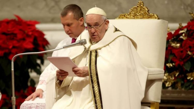 البابا فرانسيس يدين نهم الإنسان للثروة والسلطة في قداس ليلة الميلاد