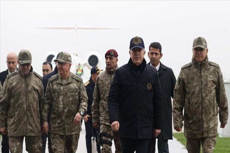 Министр обороны Турции проинспектировал части на границе с Сирией