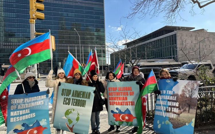 Проживающие в Нью-Йорке азербайджанцы провели мирную акцию перед штаб-квартирой ООН