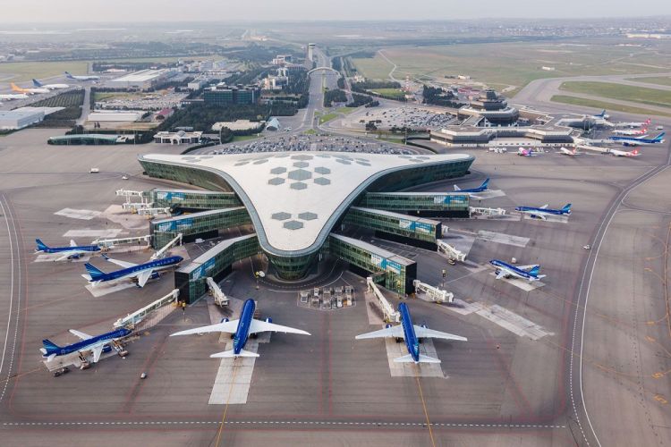 Самолет рейса Дубай-Тбилиси совершил вынужденную посадку в Баку