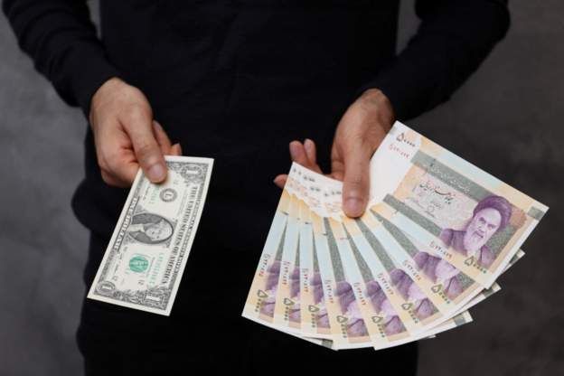 تراجع قياسي للعملة الإيرانية أمام الدولار في ظل استمرار الاحتجاجات