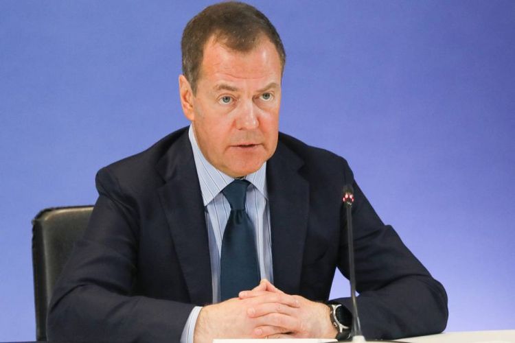 Медведев: Лиц, желающих нам поражения, никогда нельзя пускать в Россию