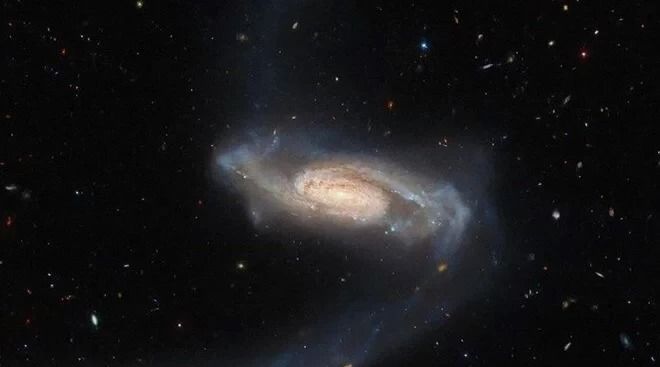 Hubble Kosmik Teleskopu qəribə qolları olan qalaktika kəşf edib