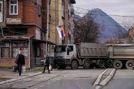 الصرب يبدأون في تفكيك الحواجز وسط توتر خطير مع كوسوفو