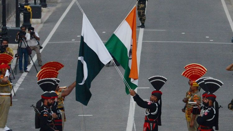 الهند وباكستان تتبادلان قوائم المواقع النووية والأسرى
