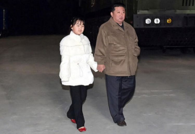 Ким Чен Ын вместе с дочерью осмотрел место хранения баллистических ракет