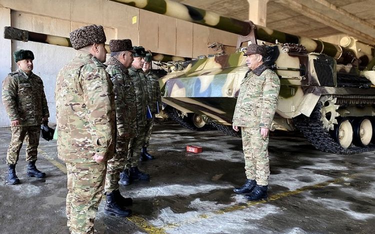 Министр обороны посетил базу мобилизационного обеспечения Сухопутных войск Азербайджана