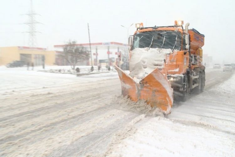 В связи с ожидаемой погодой в Азербайджане приведена в готовность дорожная техника