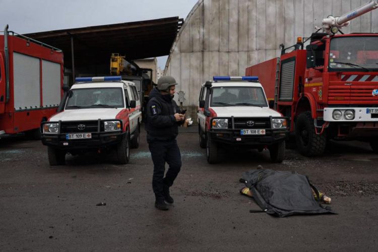 МЧС Украины: Россия нанесла удар по пожарной части в Херсоне, есть погибшие