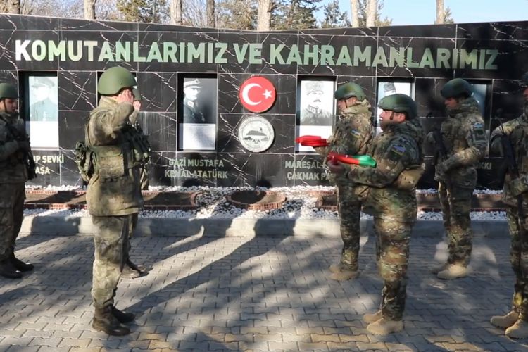 Азербайджанские и турецкие военнослужащие проводят совместные учения