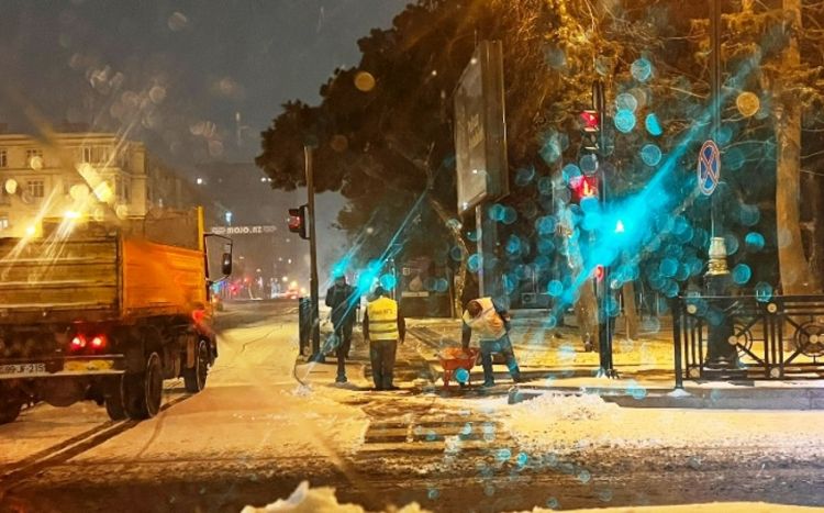 Улицы и проспекты Баку ночью очистили от снега
