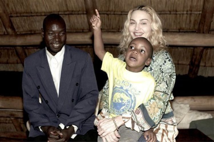 Madonna uşaq alverindəvə istismarında ittiham olunur
