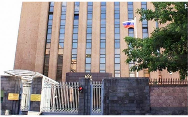Перед посольством России в Ереване проходит акция протеста