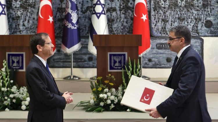 هيرتسوج يستقبل السفير التركي الجديد ويدعو إردوغان إلى زيارة إسرائيل