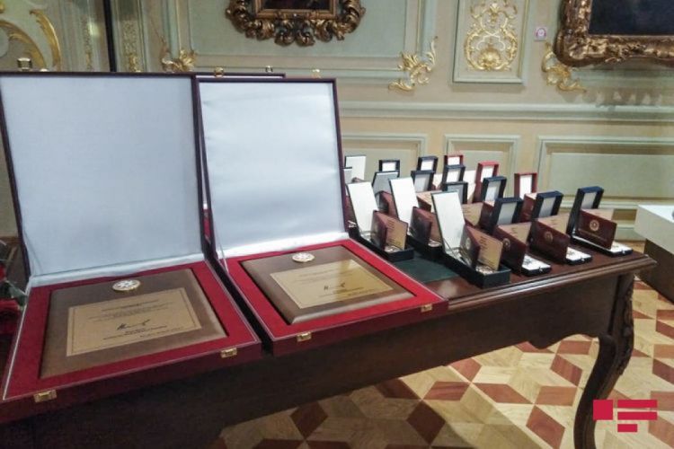 В Азербайджане увеличена сумма ежемесячной стипендии за почетные звания